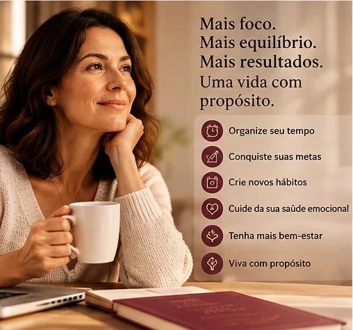 Mulher sorrindo com café e o planner na mesa